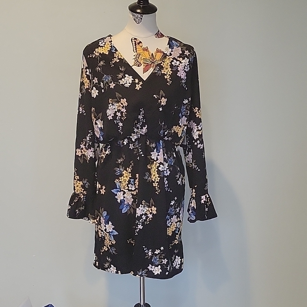 BLACK TAPE black floral top in size Large. Elastic waist with a ruffled sleeve.